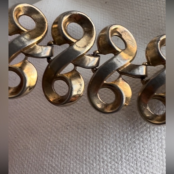 1960s Trifari Gold Tone Swirl Bracelet Fold Over clasp closure - Picture 4 of 14